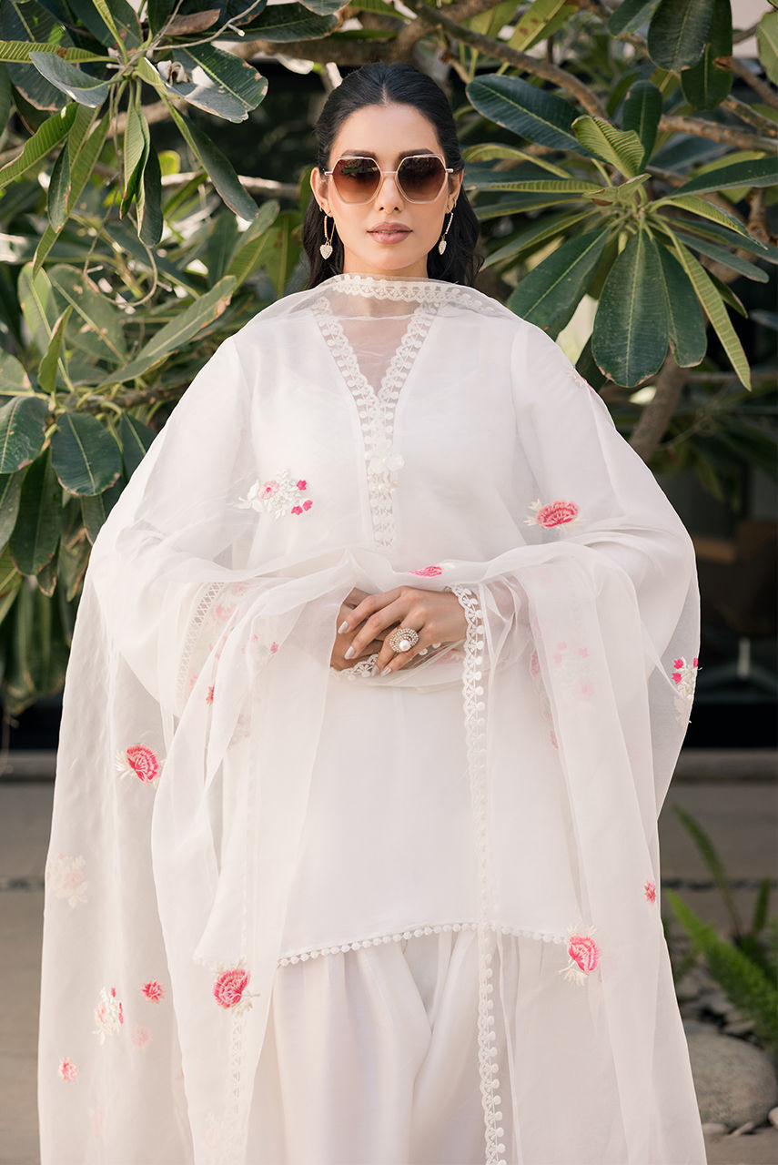 Deepak Perwani | Eid Edit 25 | Kut317 XL White Sheesha Silk
