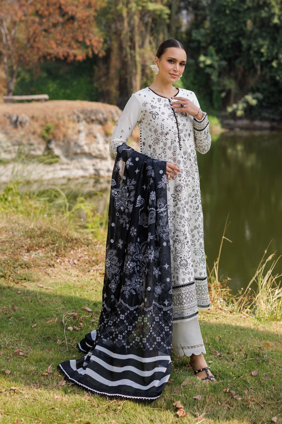 Xenia Formals | Luxury Lawn 25 | FIORELLA XL White Lawn