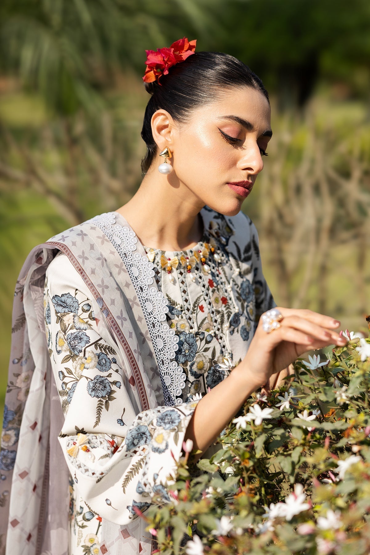 Alizeh | Sheen Lawn Prints 25 | AF-PL-6040-Alaska M Off White Lawn
