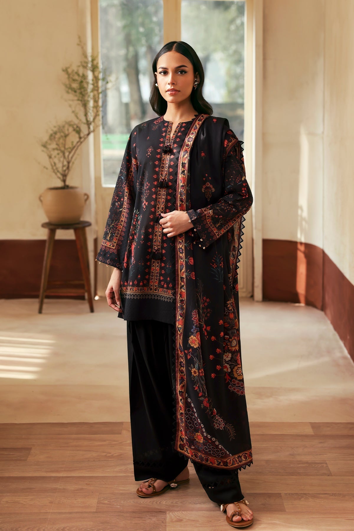 Sahar | Selene 25 | Royal Noir XS Black Lawn