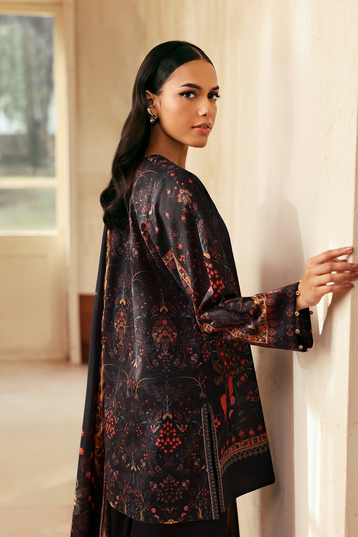 Sahar | Selene 25 | Royal Noir S Black Lawn