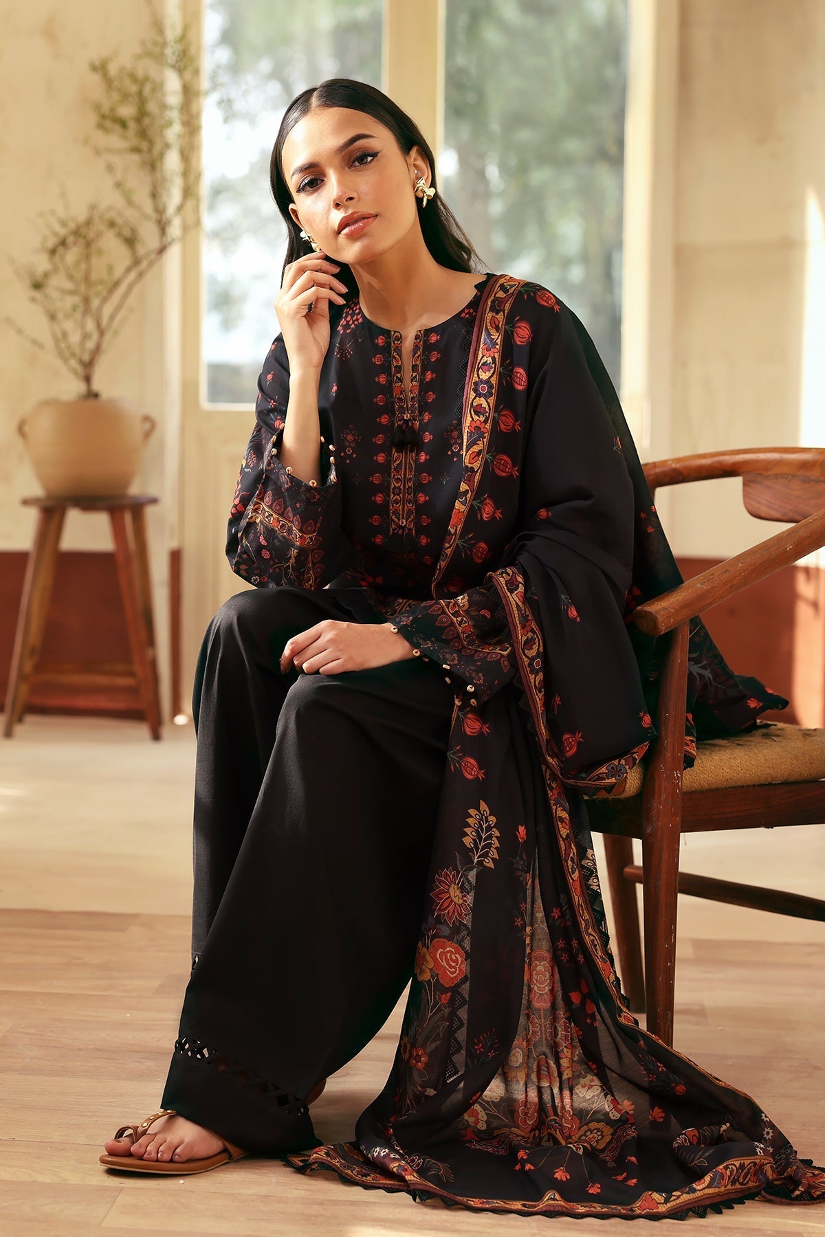 Sahar | Selene 25 | Royal Noir L Black Lawn