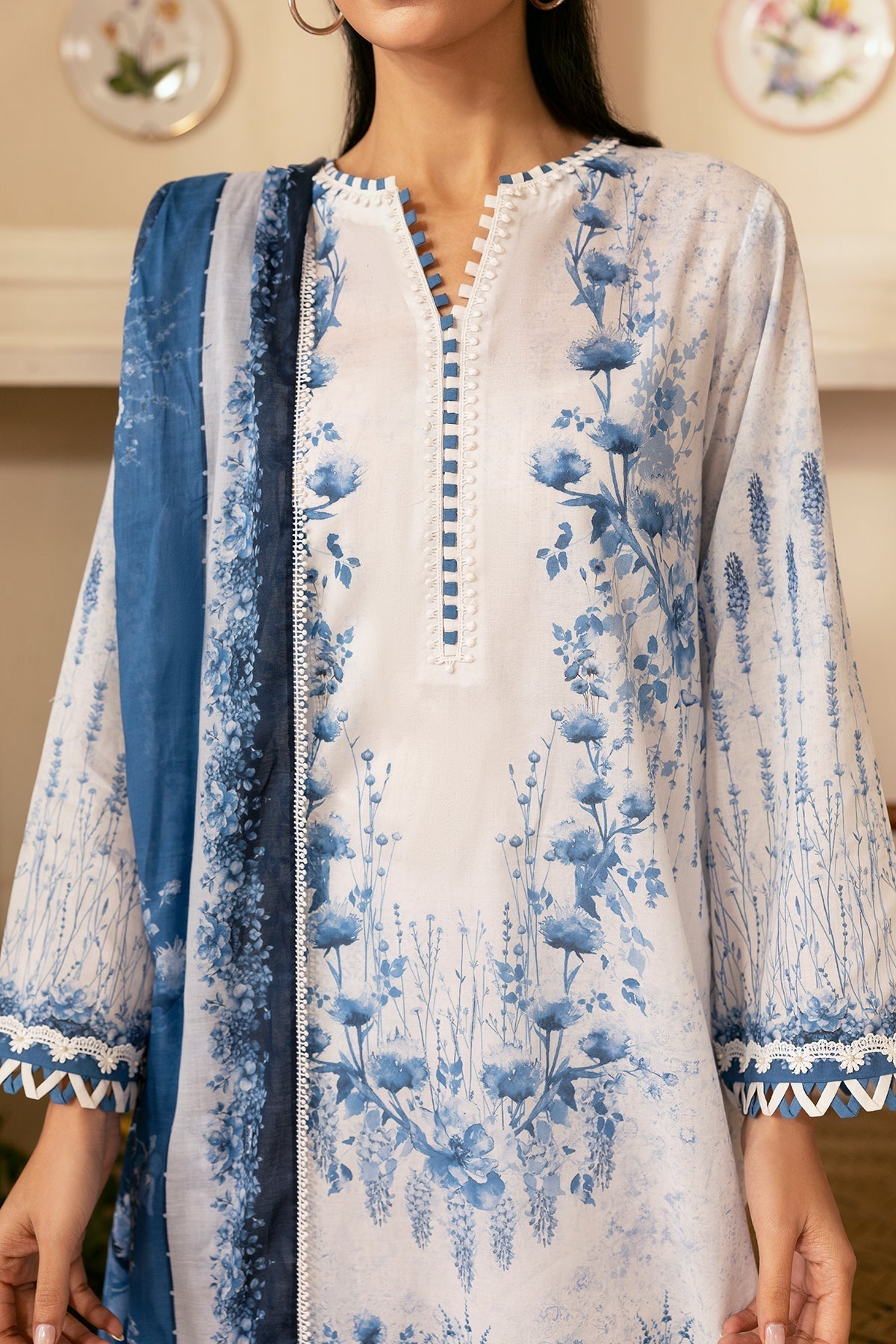Sahar | Selene 25 | Sapphire Petal M Off White Lawn
