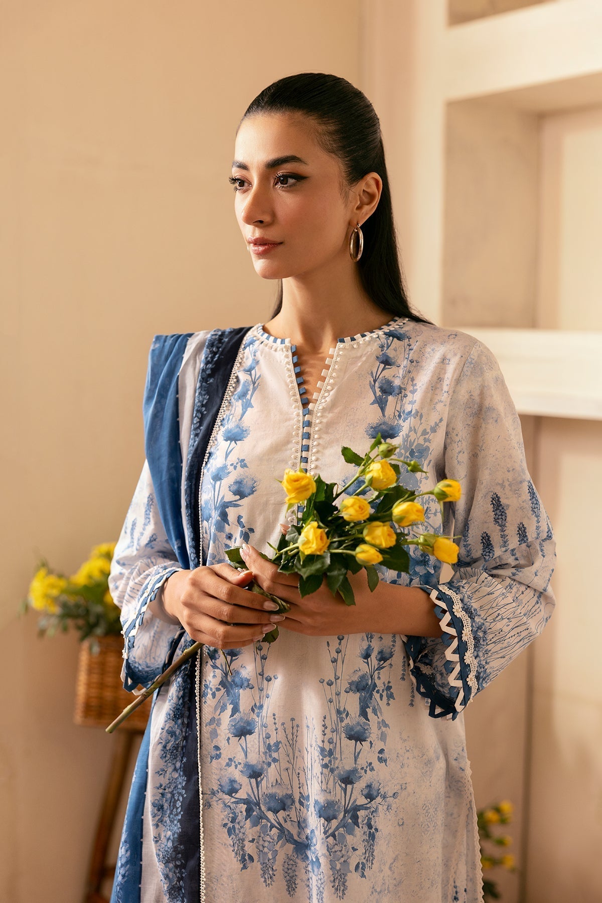 Sahar | Selene 25 | Sapphire Petal L Off White Lawn