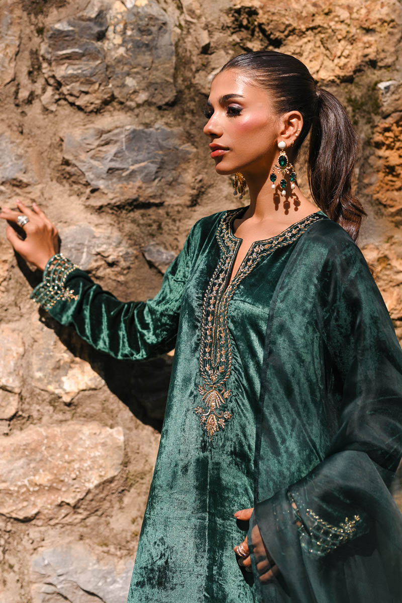 Hue Pret | Farasha Luxury Winter | Yasma M Emerald Green Pure Velvet