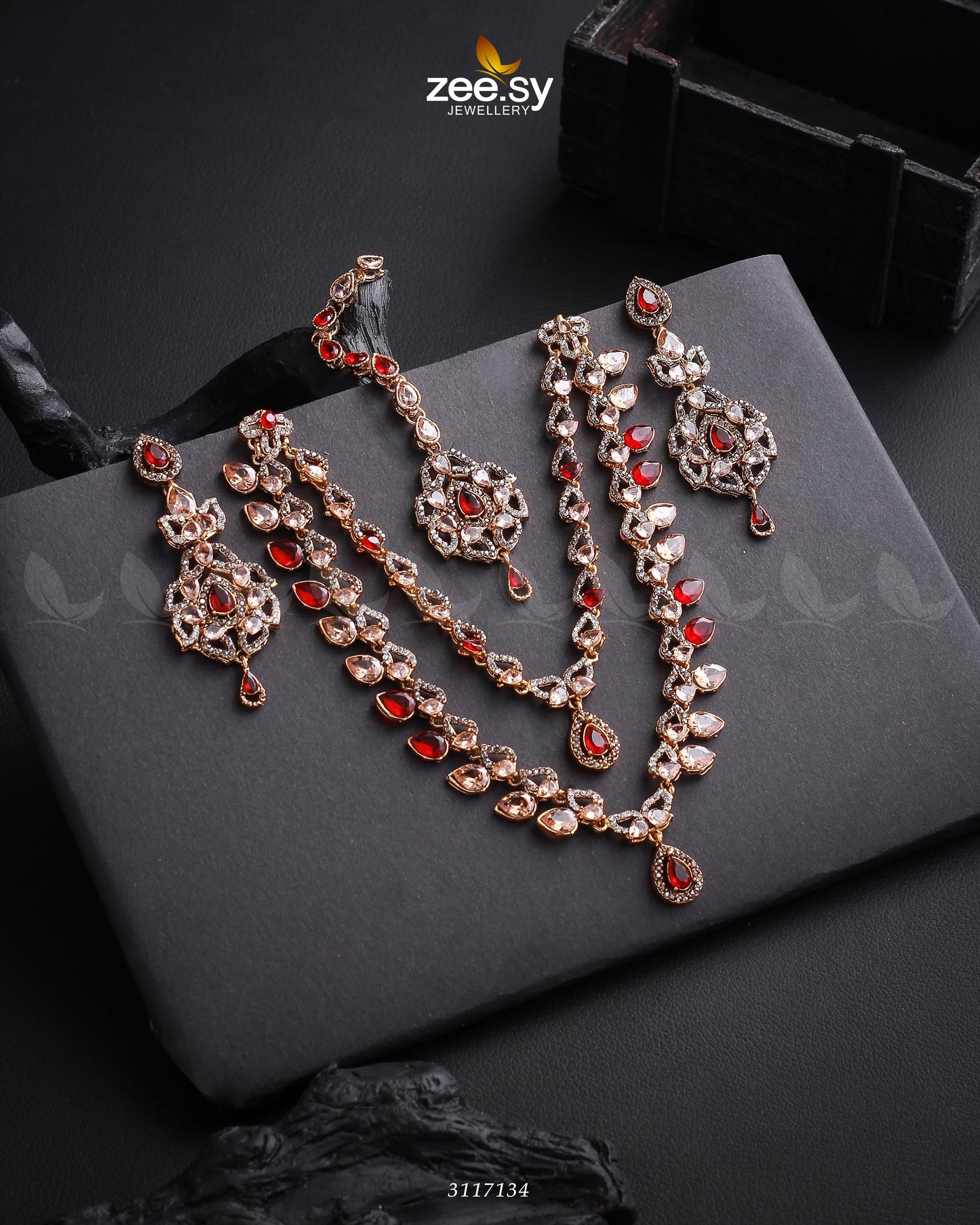 Urwa Hocane Necklace Set Golden Red
