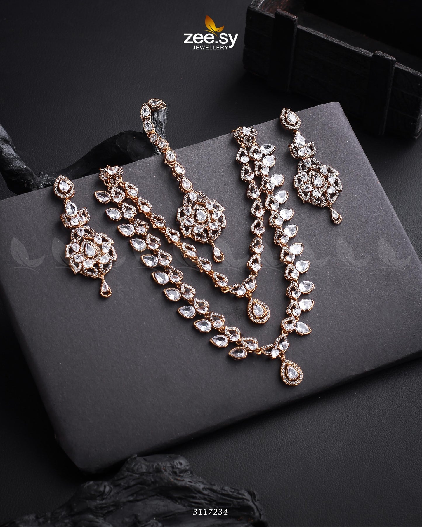 Urwa Hocane Necklace Set Golden White