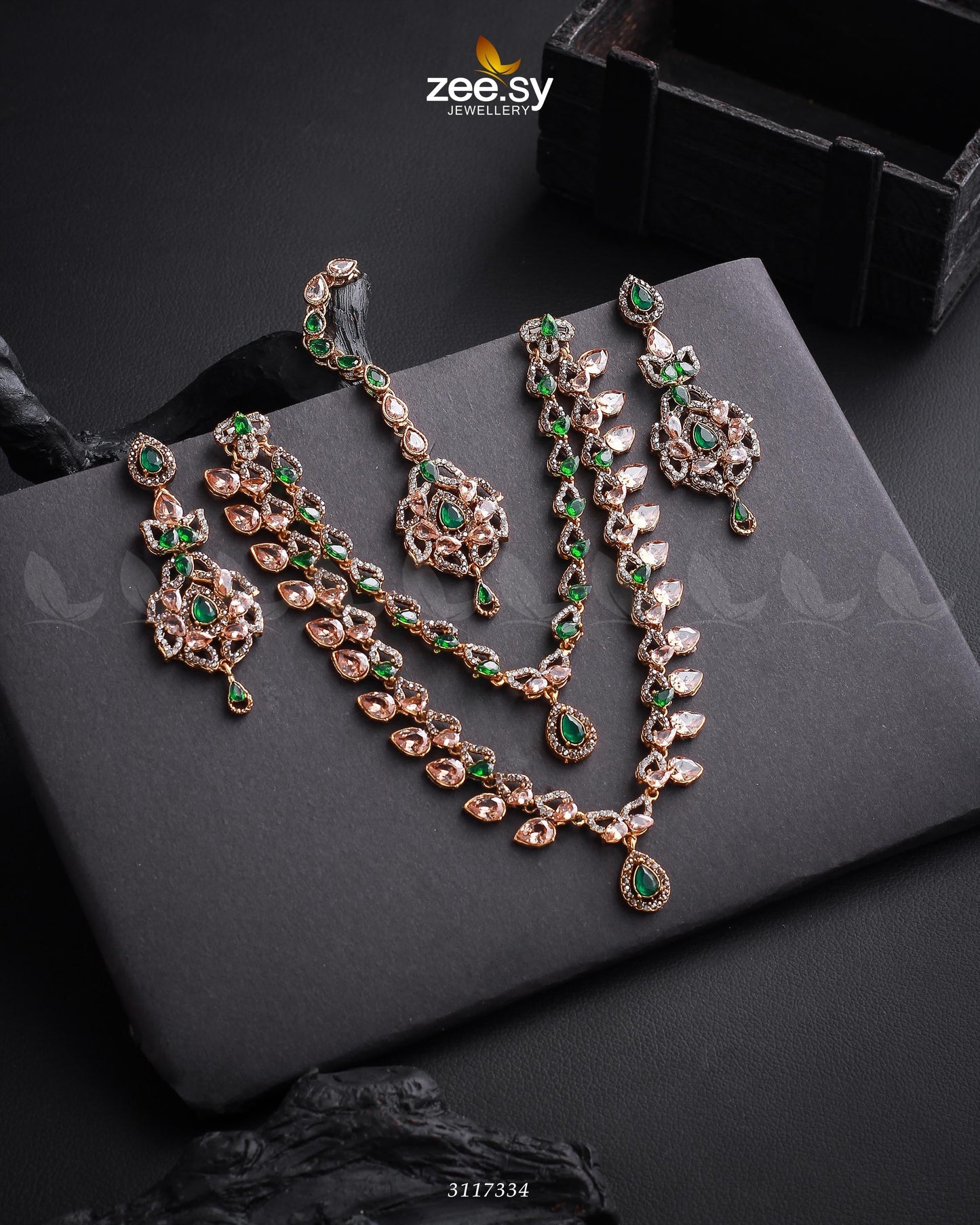 Urwa Hocane Necklace Set Golden Green