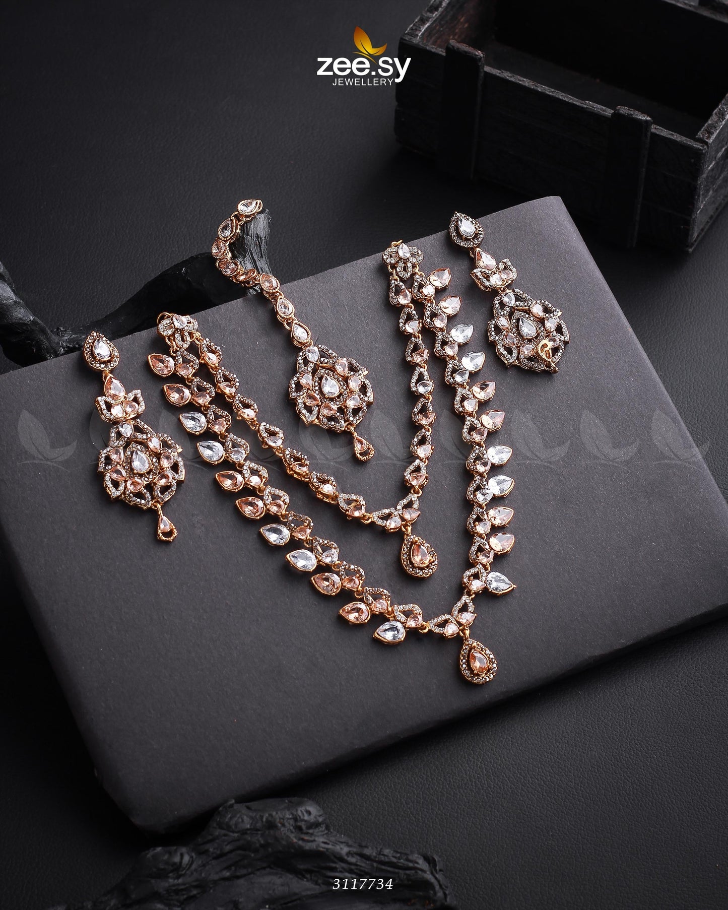 Urwa Hocane Necklace Set Golden Champagne white
