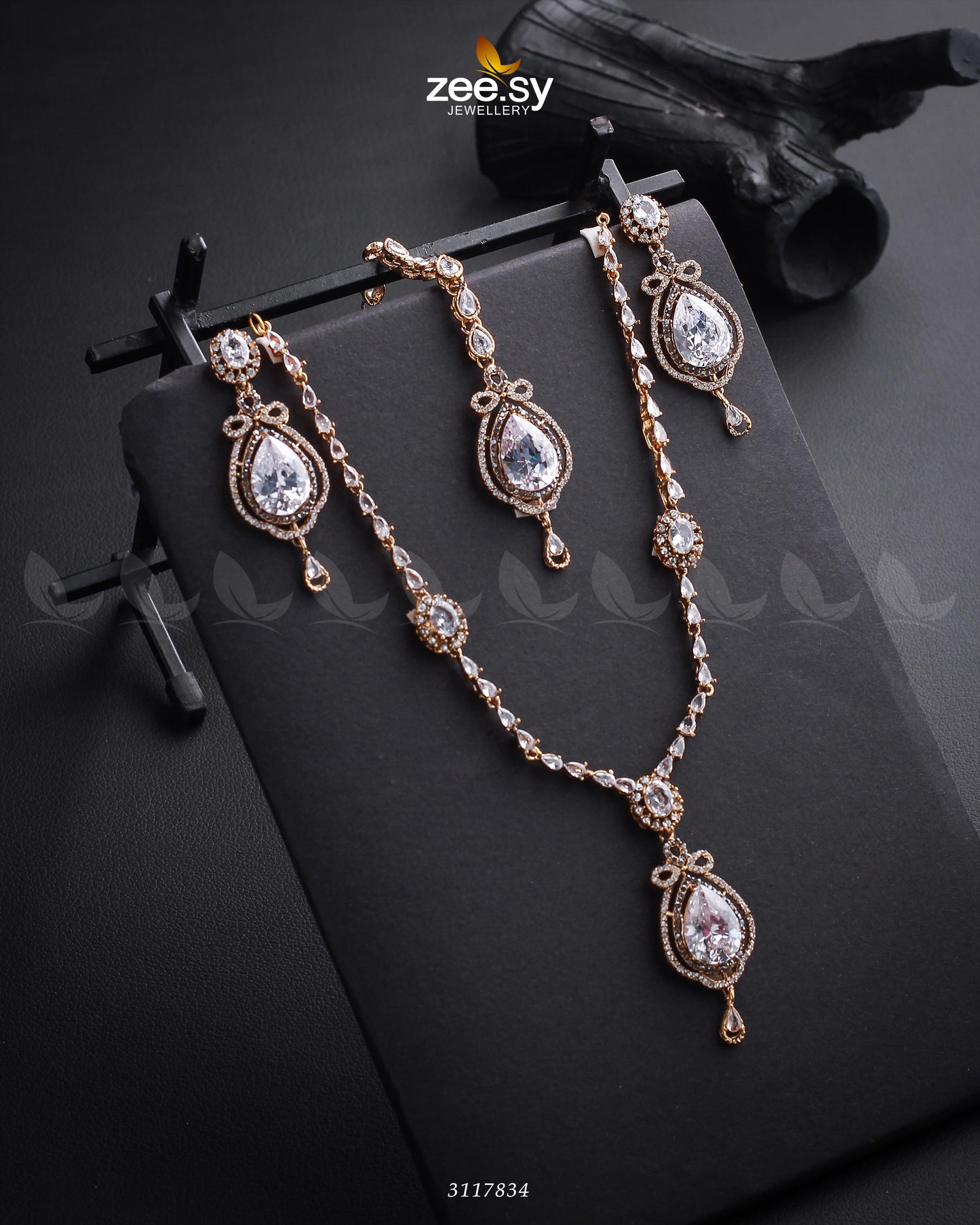 Syra Yousuf Necklace Set Golden white