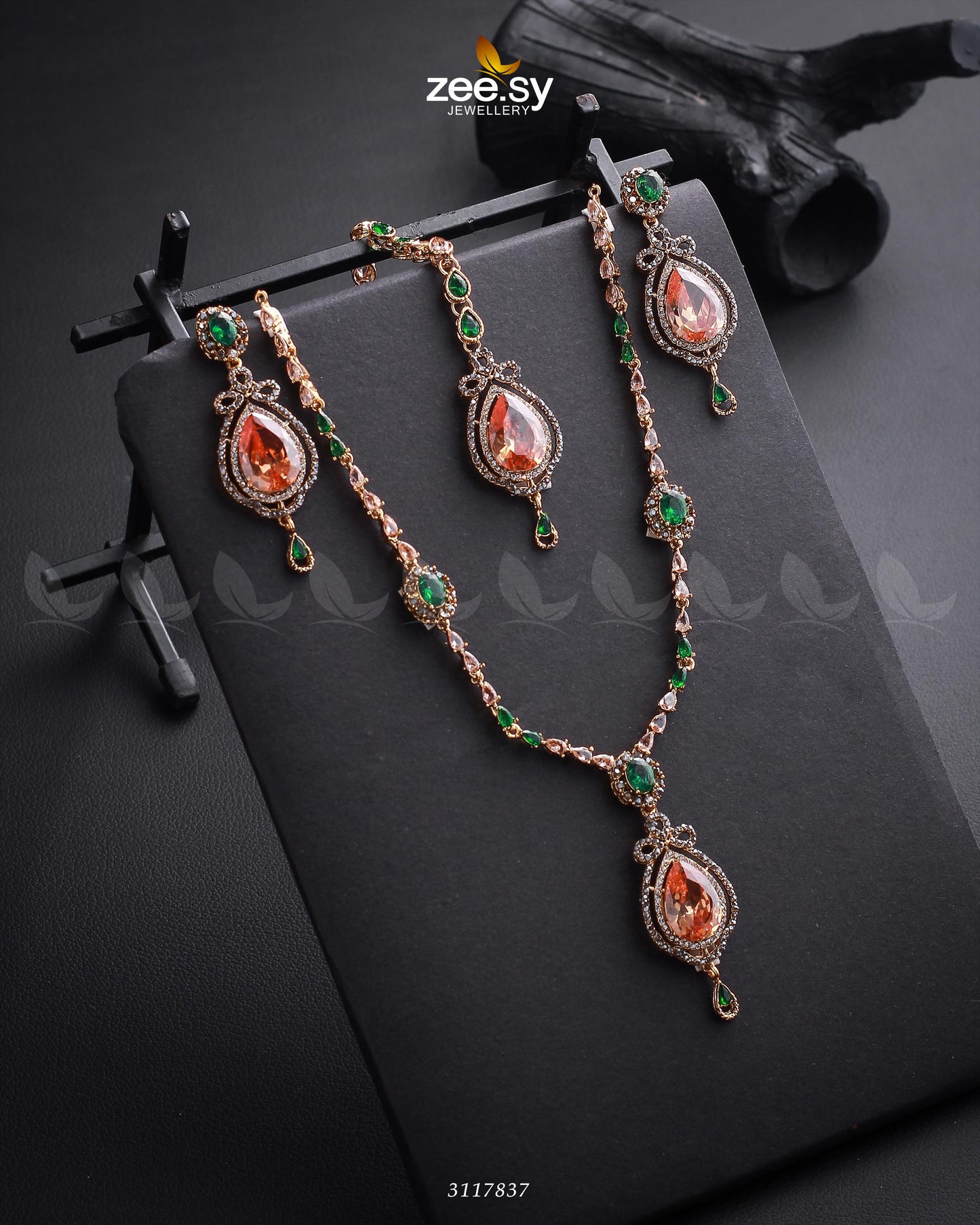 Syra Yousuf Necklace Set Golden Green