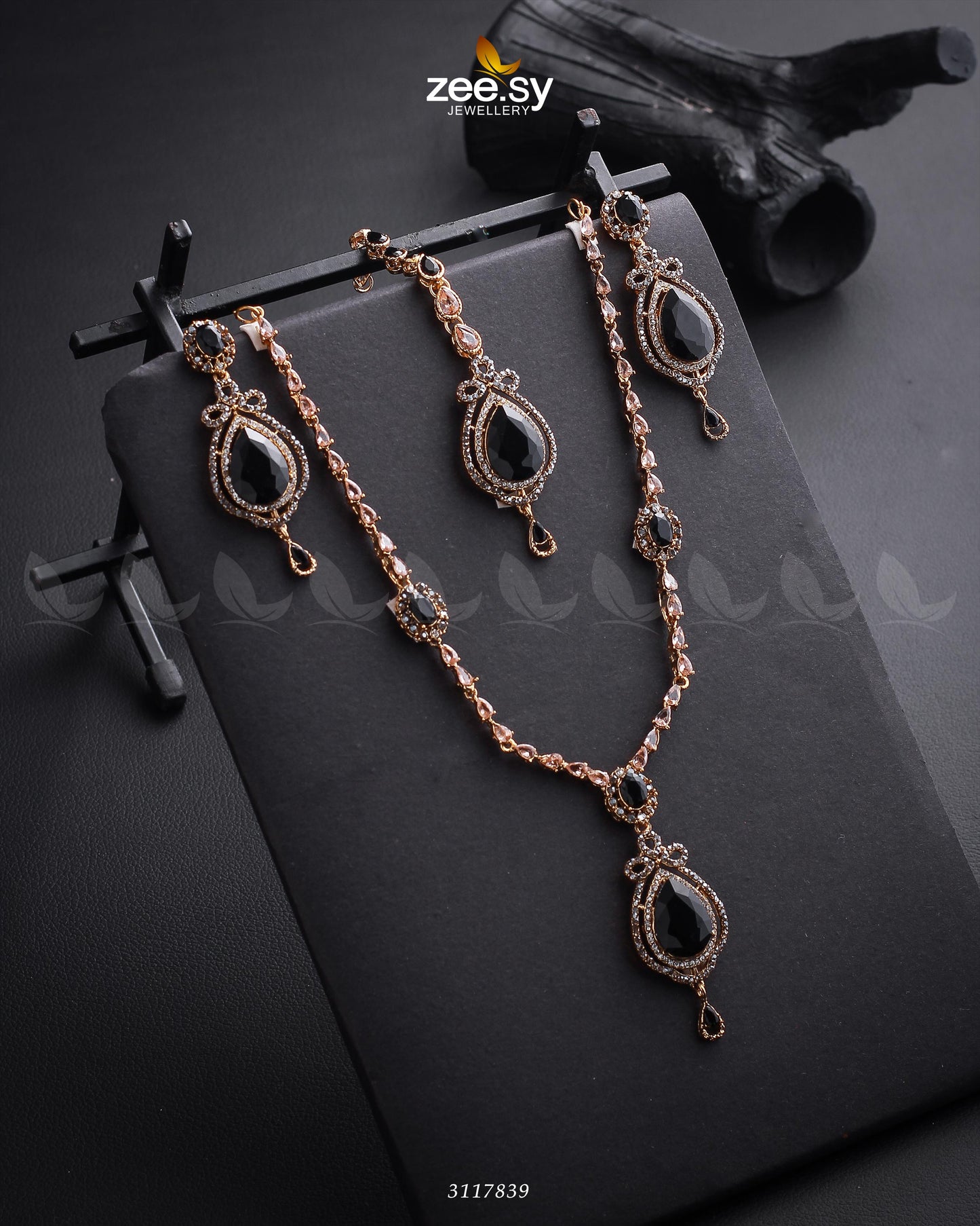 Syra Yousuf Necklace Set Golden Black