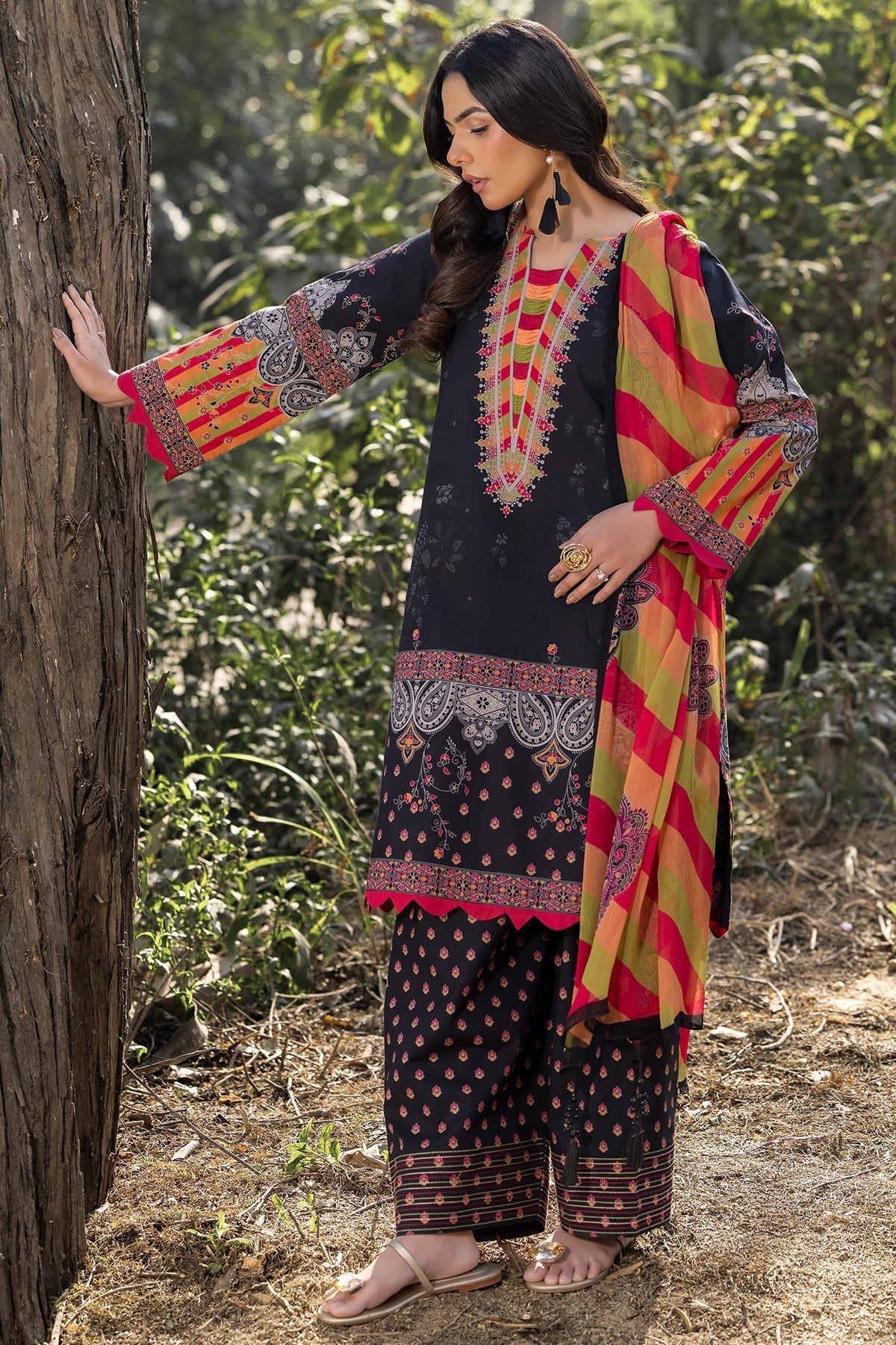 Charizma | C prints Lawn | CP5-11 XL Lawn Black