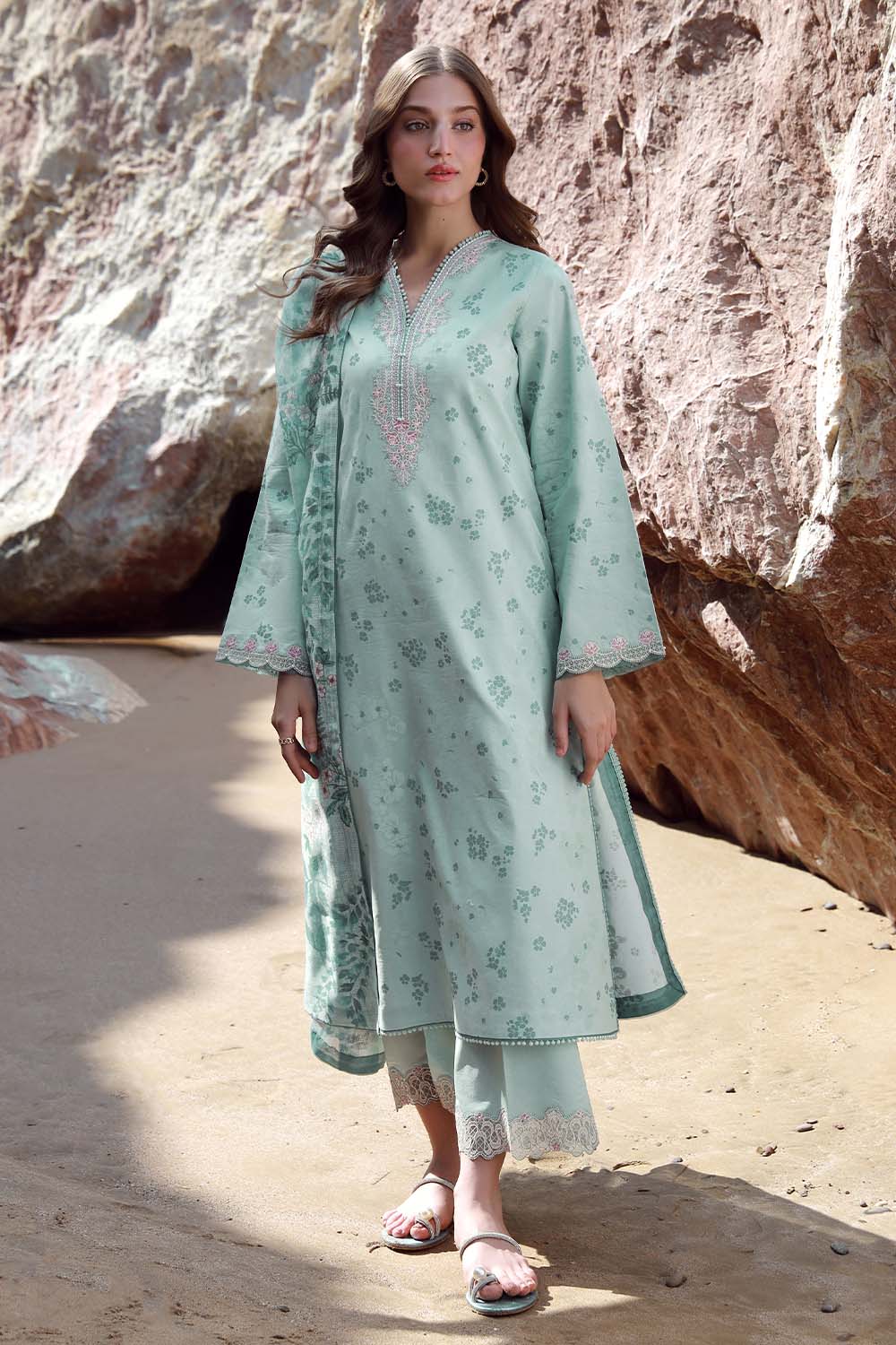 Seran | Afsanah Lawn 25 | NYLA M Sky Blue Lawn