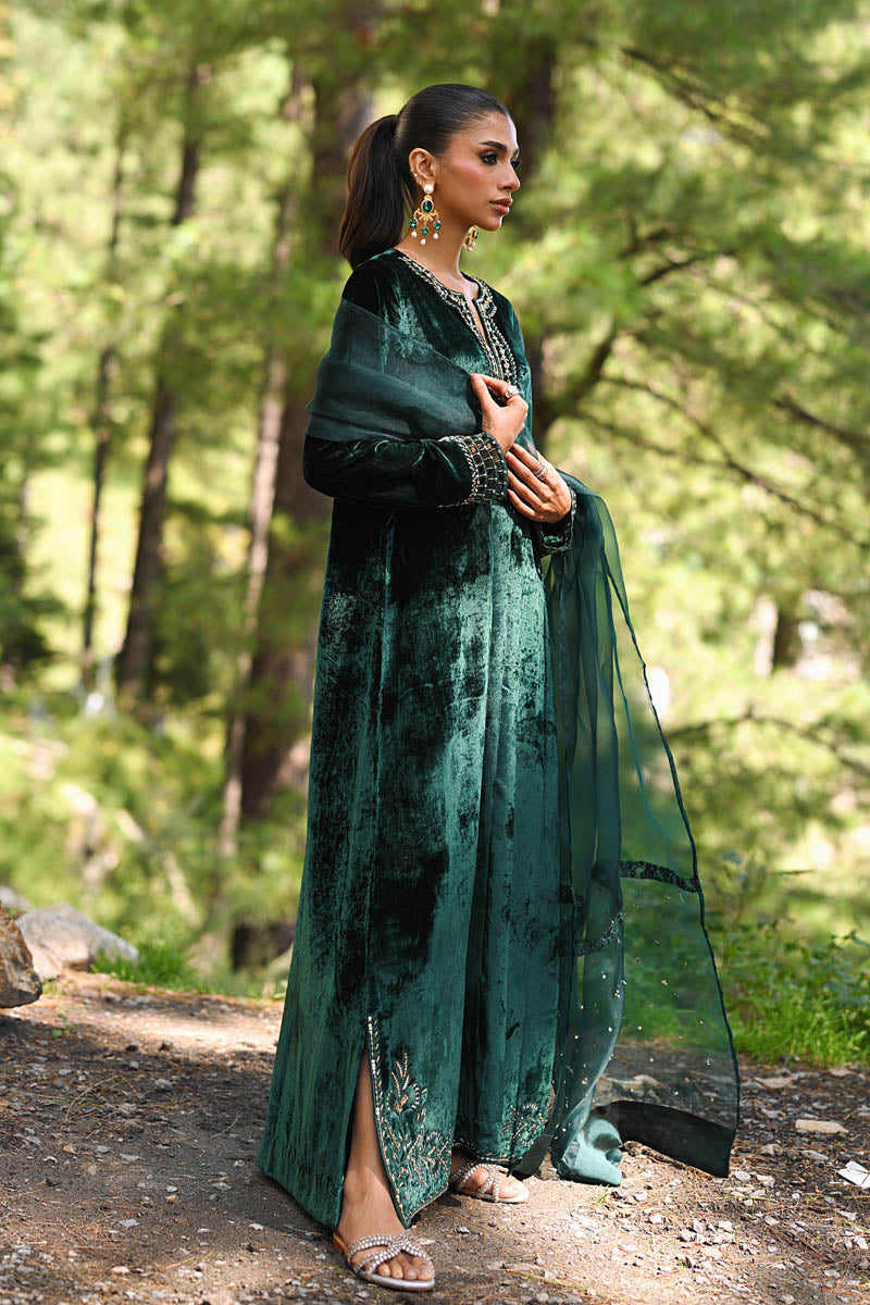 Hue Pret | Farasha Luxury Winter | Yasma L Emerald Green Pure Velvet