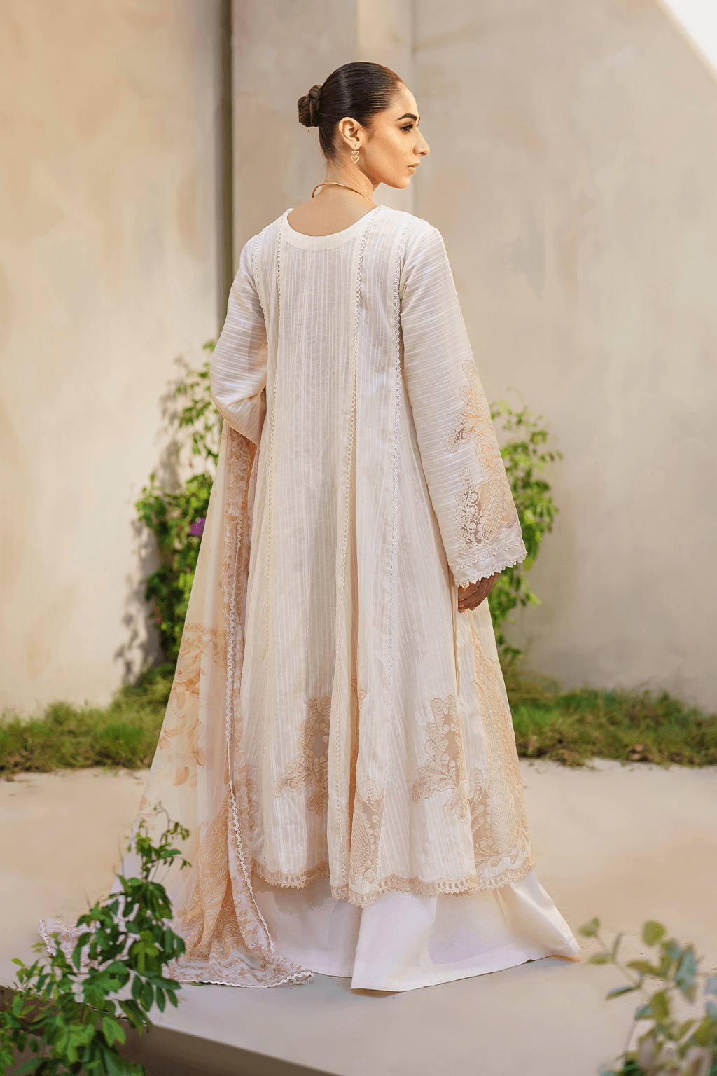 Iznik | Festive lawn 24 | SFL-03 - Pakistani Designer Dress - by Iznik | Type: Luxury - 100% Original at Saira Sultan