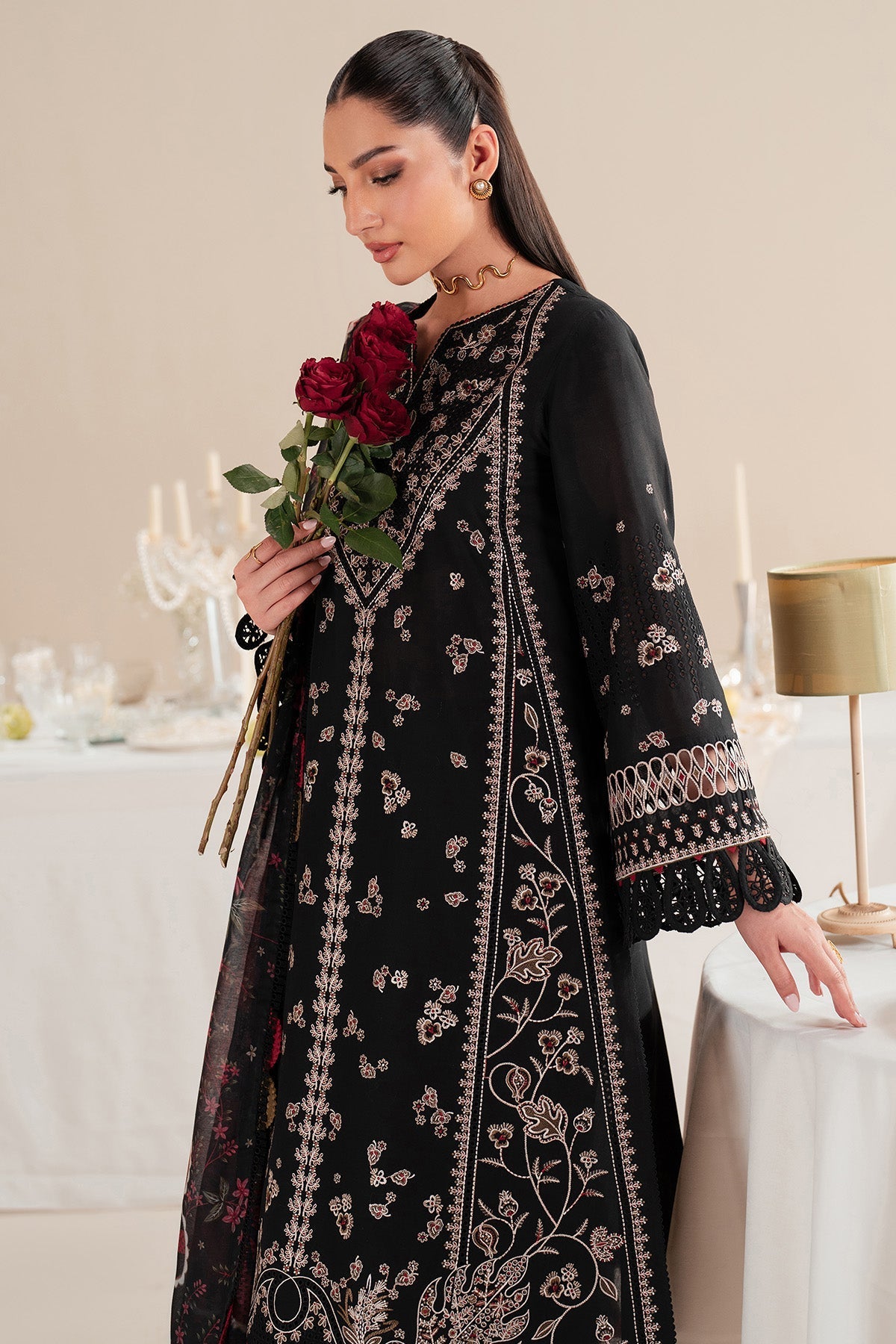 Jazmin | Iris Luxury Lawn 25 | IL'25-D07 XL Black Lawn