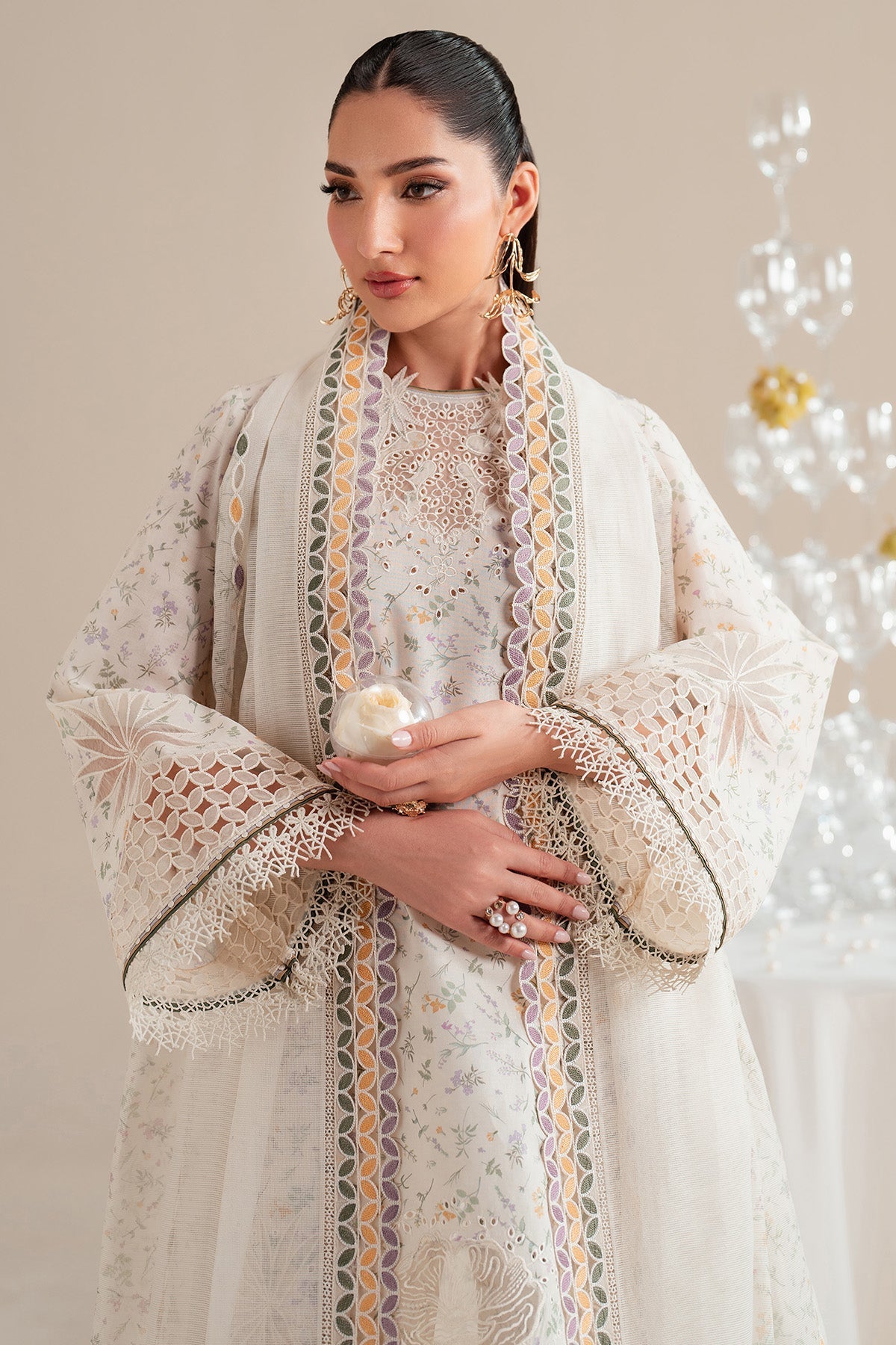 Jazmin | Iris Luxury Lawn 25 | IL'25-D09 M Off White Lawn