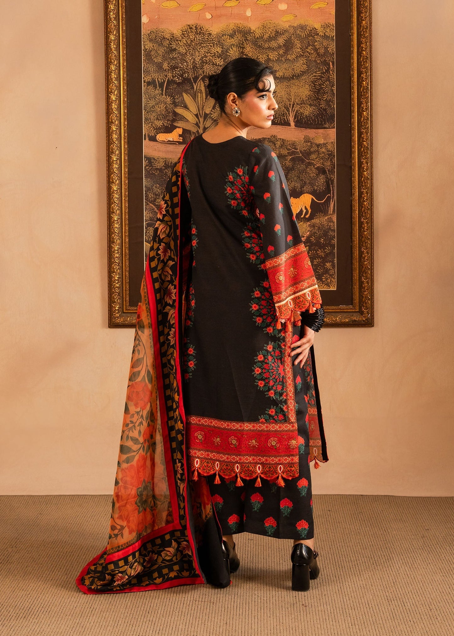 Maria Osama Khan | Retro Lawn 25 | Raila S Black Lawn