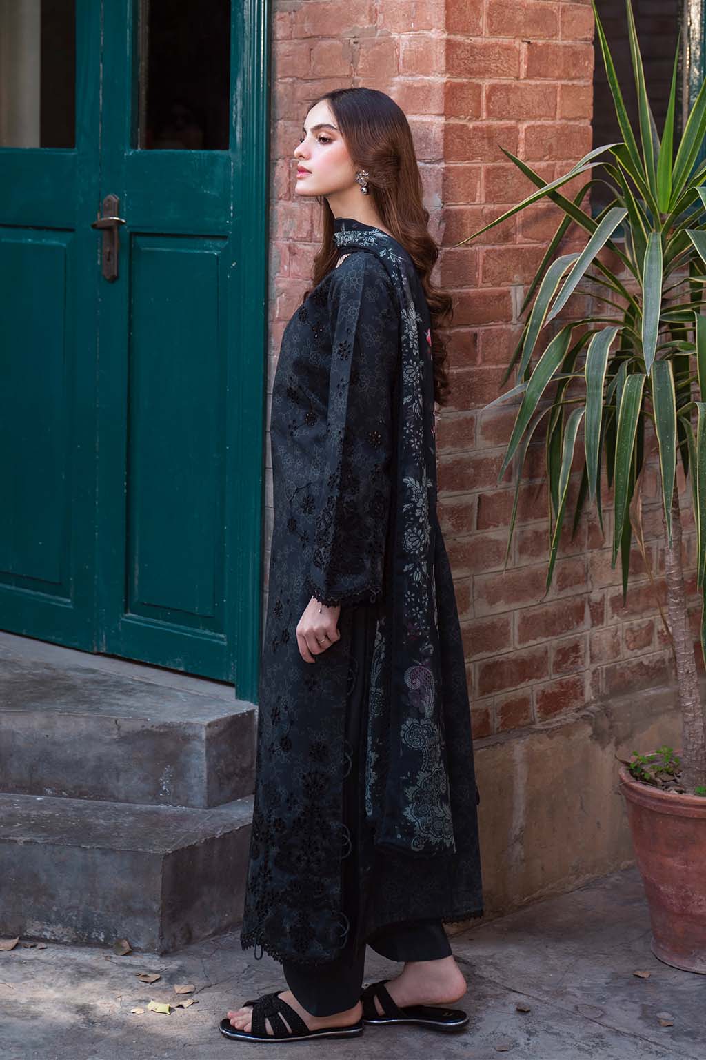 Neeshay | Summer Lines Printkari 25 | OBSIDIAN XL Black Lawn