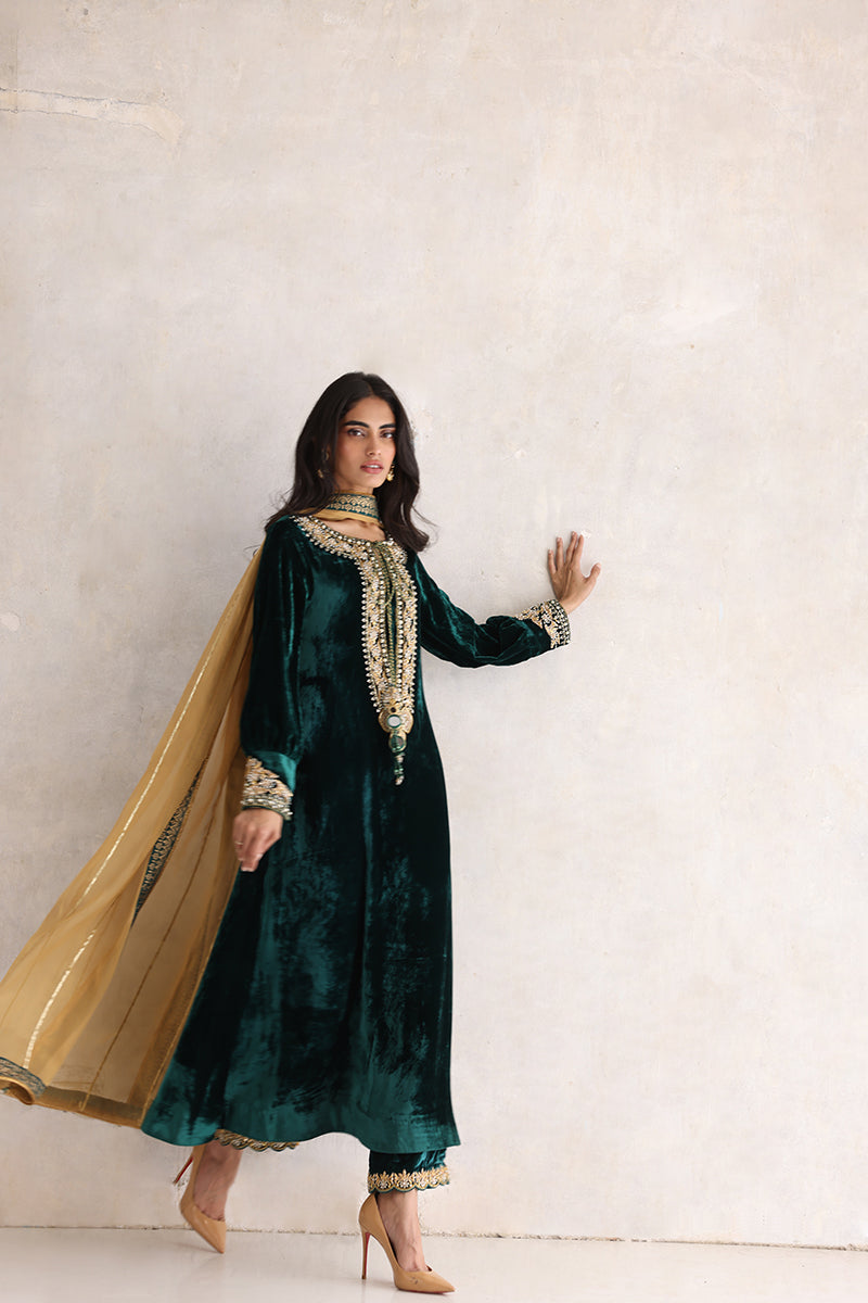 Sana Abbas | Velvet Formals | ESRA L Emerald Green Velvet