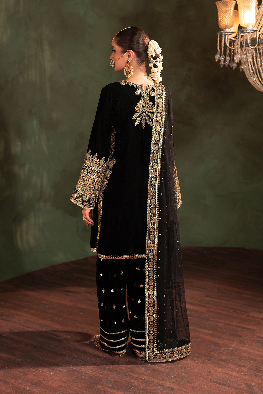Iznik | Exclusive Velvet | IV-41 - Pakistani Designer Dress - by Iznik | Type: Ladies Clothes - 100% Original at Saira Sultan