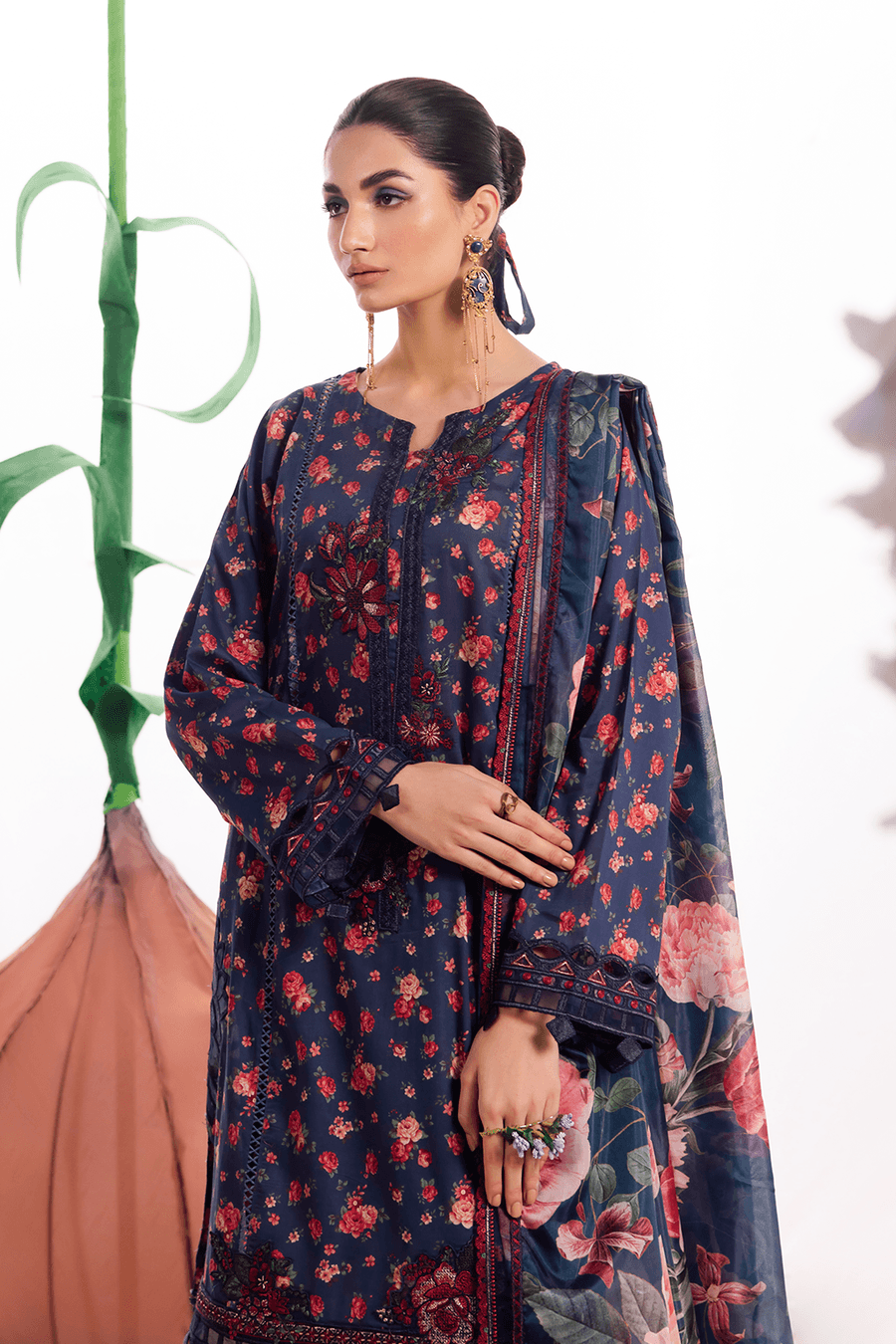 Iznik | Dahlia Embroidered Lawn | DL-07 - Pakistani Designer Dress - by Iznik | Type: Luxury - 100% Original at Saira Sultan