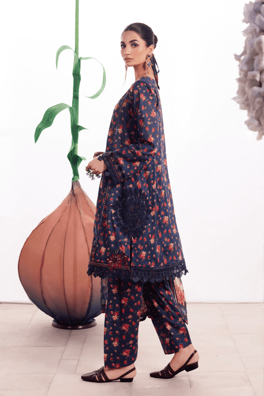 Iznik | Dahlia Embroidered Lawn | DL-07 - Pakistani Designer Dress - by Iznik | Type: Luxury - 100% Original at Saira Sultan