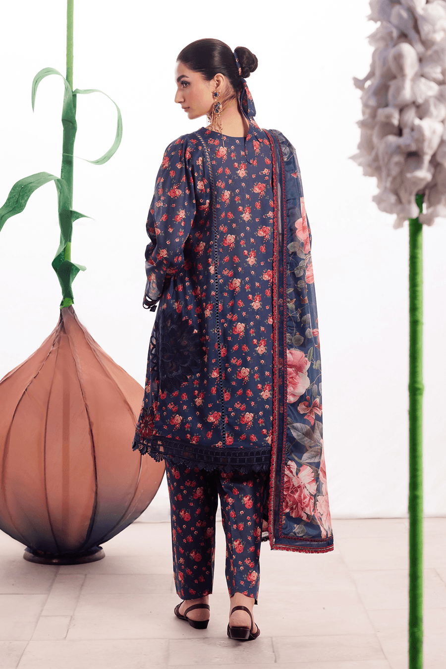 Iznik | Dahlia Embroidered Lawn | DL-07 - Pakistani Designer Dress - by Iznik | Type: Luxury - 100% Original at Saira Sultan