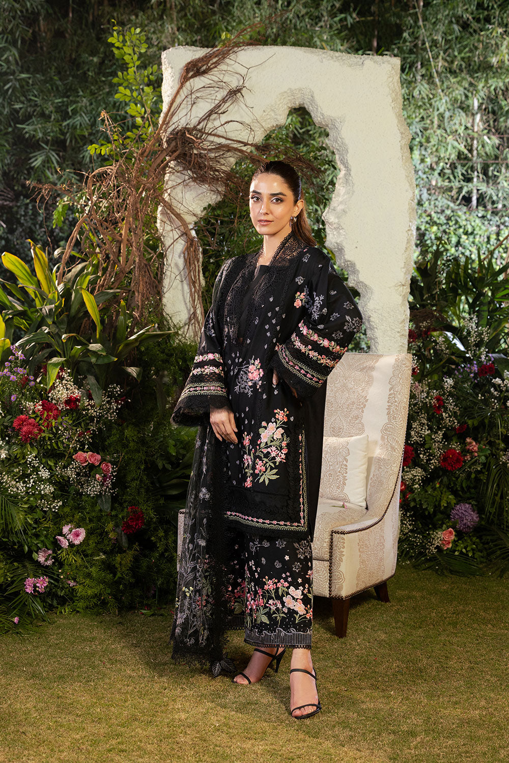 Sobia Nazir | Luxury Lawn 25 | 14B S Black Lawn