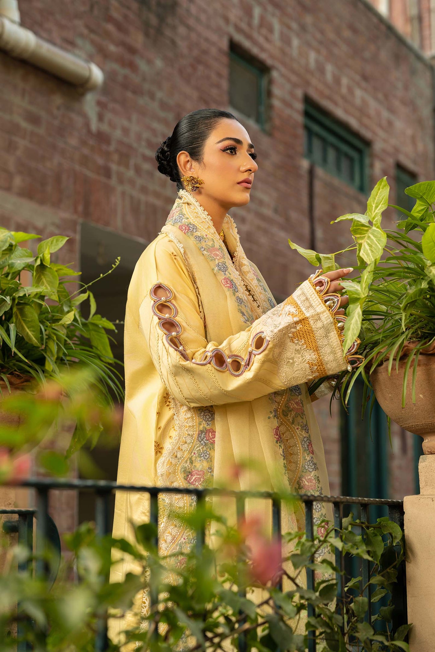 Maryam Hussain | Luxury Lawn 25 | Marjaan - Pakistani Designer Dress - by Maryam Hussain | Type: Ladies Clothes - 100% Original at Saira Sultan