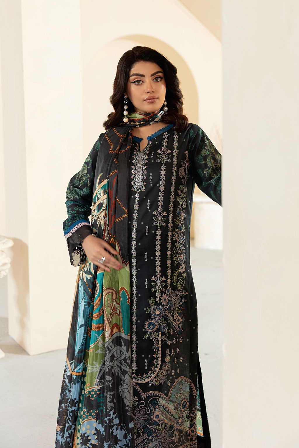 Ramsha | Mashaal Luxury Lawn | L-1301 S Black Lawn