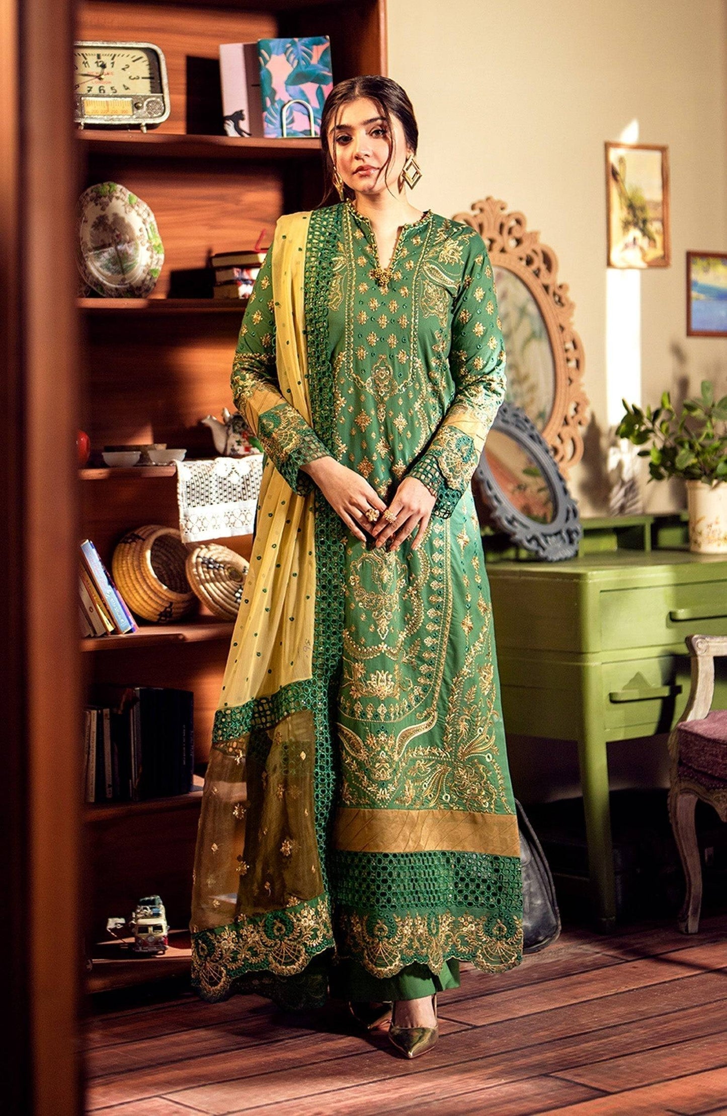 Maryum N Maria | Luxury Lawn 24 | Dure - Pakistani Designer Dress - by Maryum N Maria | Type: Luxury - 100% Original at Saira Sultan