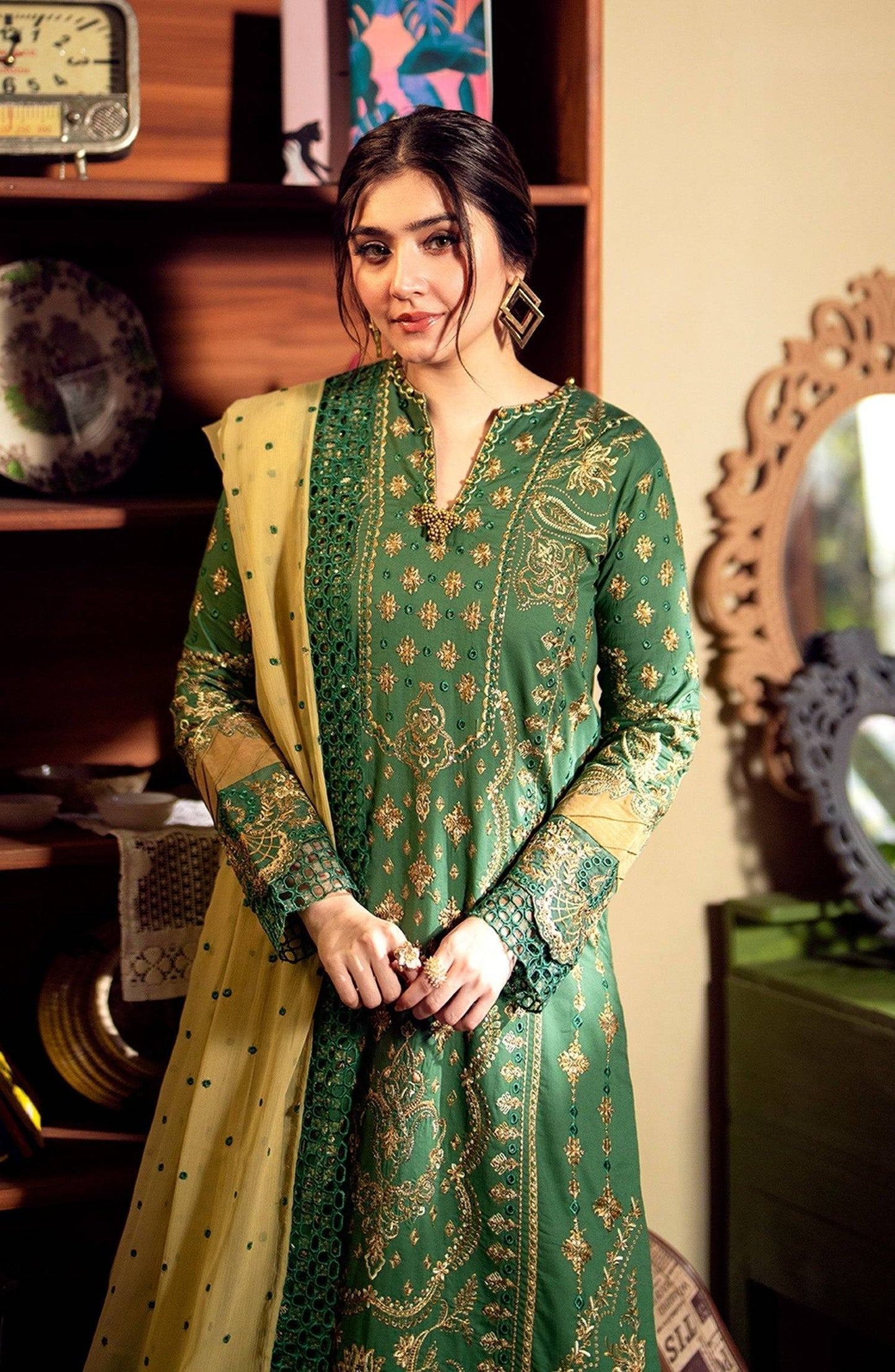 Maryum N Maria | Luxury Lawn 24 | Dure - Pakistani Designer Dress - by Maryum N Maria | Type: Luxury - 100% Original at Saira Sultan