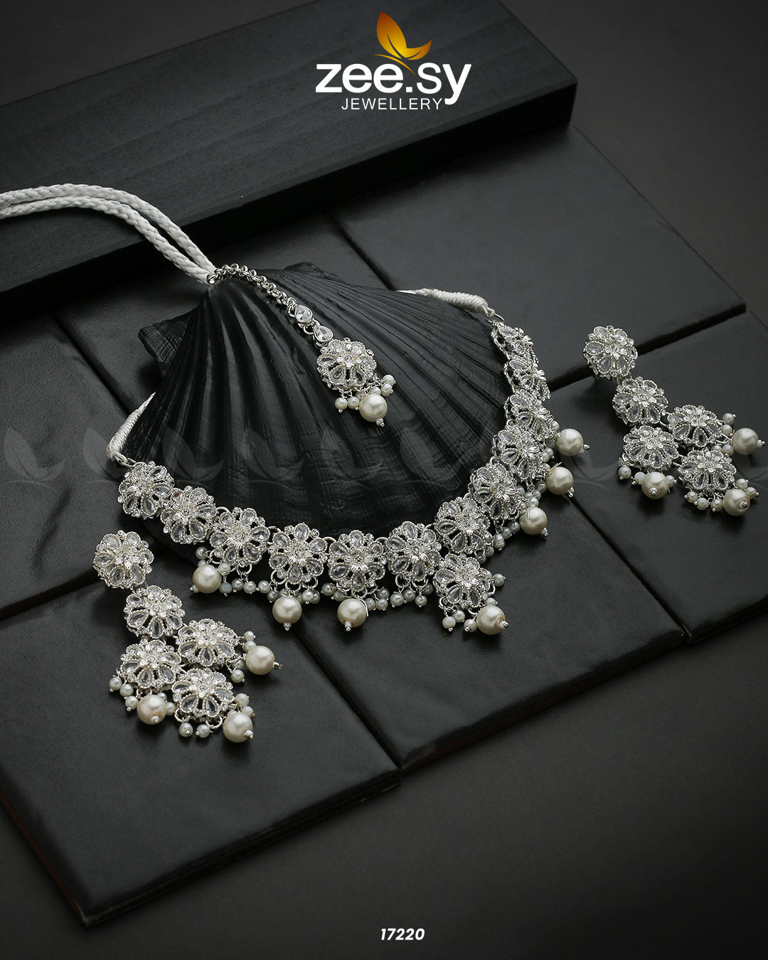Magnolia Glimmer Necklace Silver White