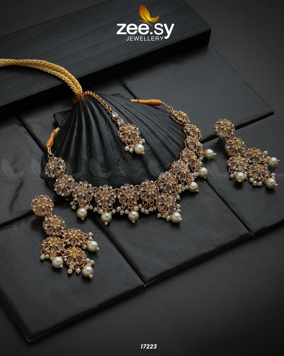 Magnolia Glimmer Necklace White