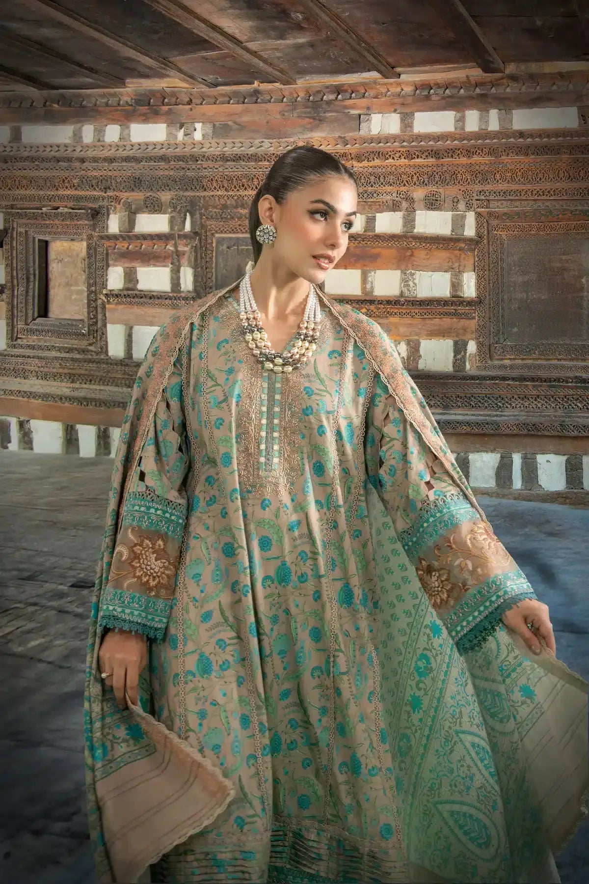 Sable Vogue | Winter 23 | SWC-10-23 - Pakistani Designer Dress - by Sable Vogue | Type: Luxury - 100% Original at Saira Sultan