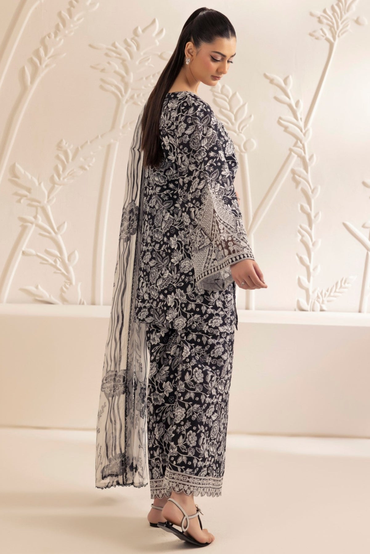 Mohagni | Tulip 25 | SPL-10 L Black Silk lawn
