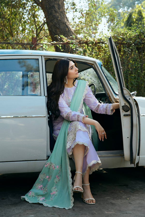 Manara | Vintage Flora 25 | MAHRANG XL Lilac Lawn