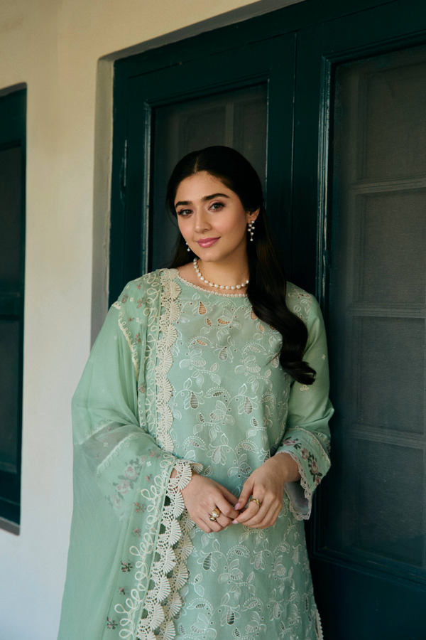 Manara | Vintage Flora 25 | MINA XL Mint Green Lawn