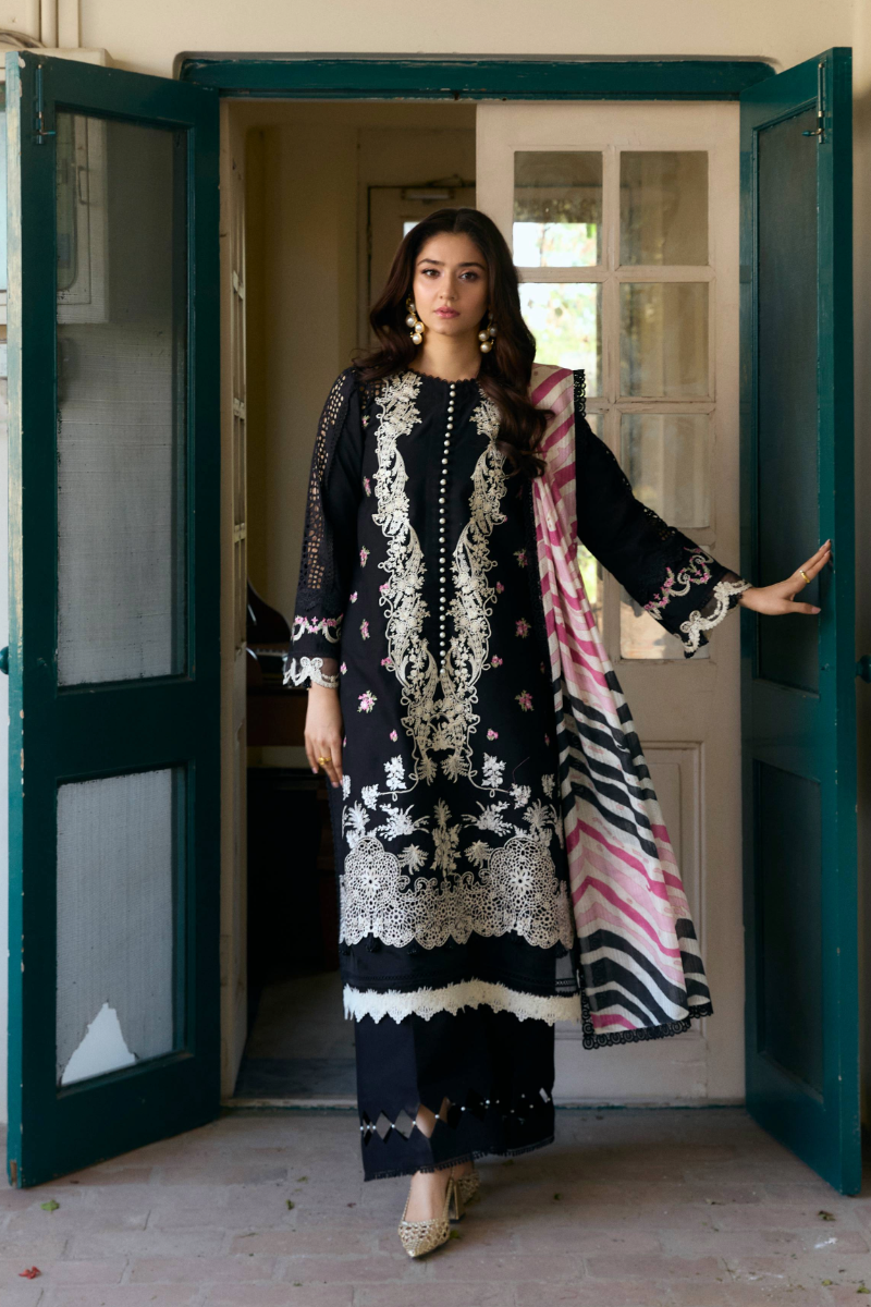 Manara | Vintage Flora 25 | LAILA XS Black Lawn
