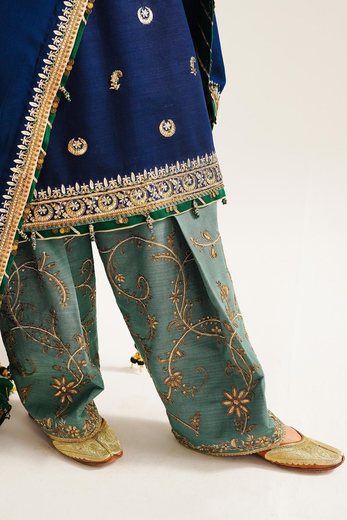 Zara ShahJahan | Winter Shawl 23 | WS23-D1 - Pakistani Designer Dress - by Zara Shahjahan | Type: Luxury - 100% Original at Saira Sultan