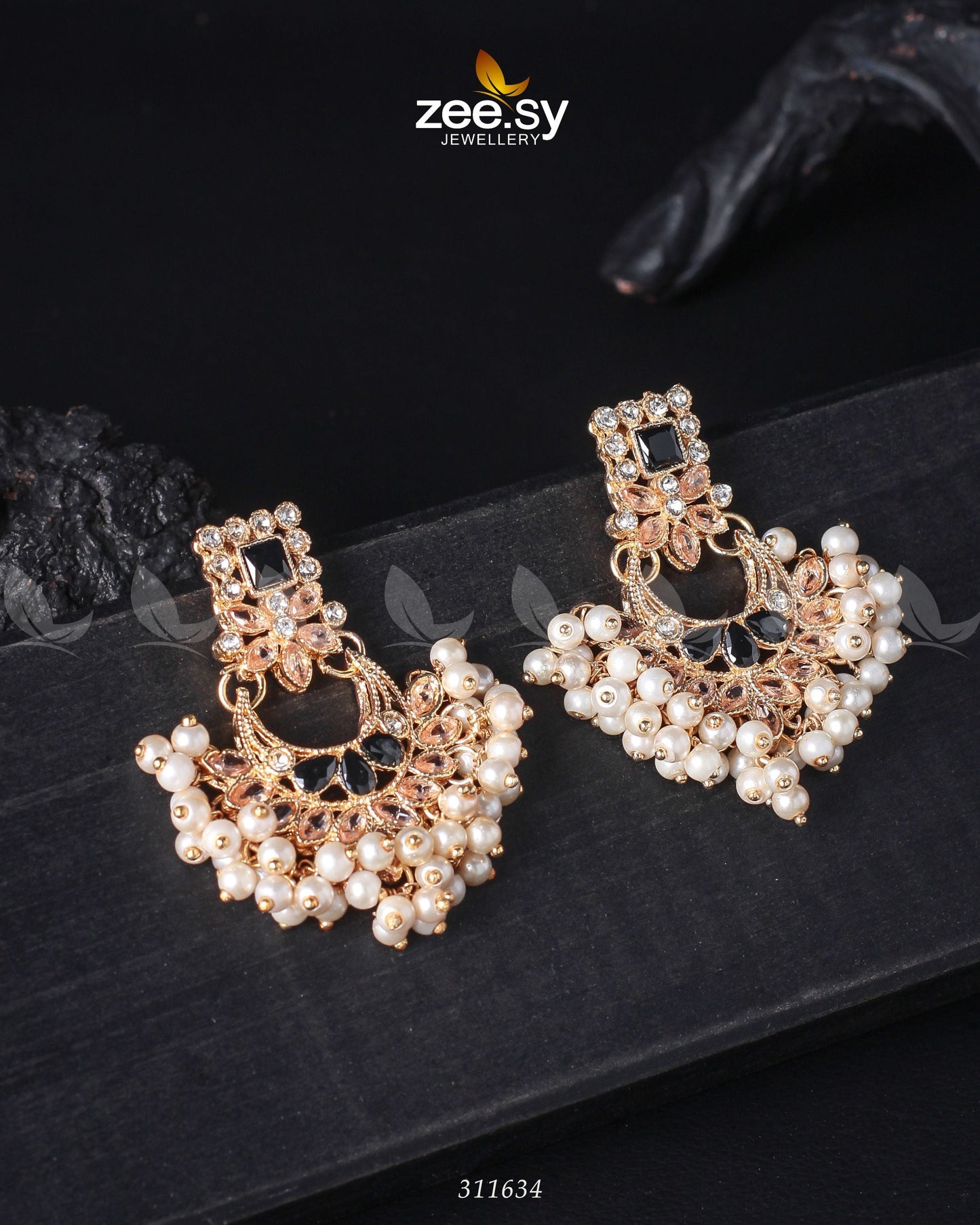 Lily Earrings Black
