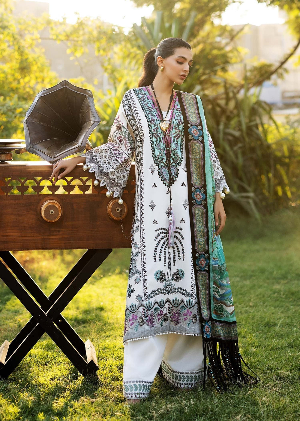 Sadaf Fawad Khan | Siraa Lawn 25 | PALM ISLAND - B XS White Lawn