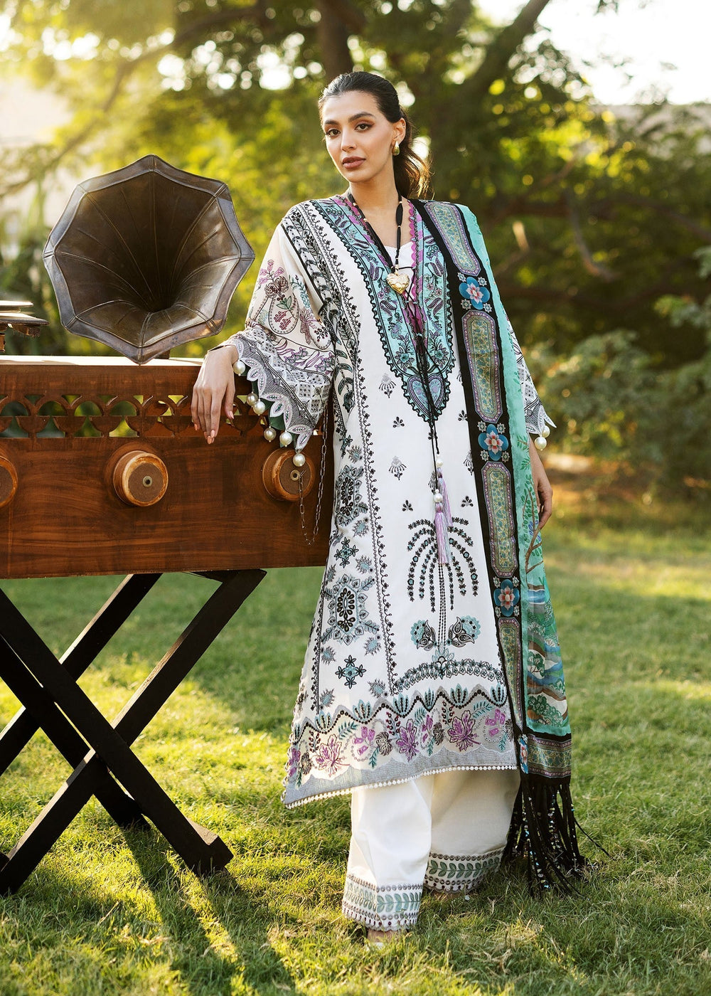 Sadaf Fawad Khan | Siraa Lawn 25 | PALM ISLAND - B M White Lawn