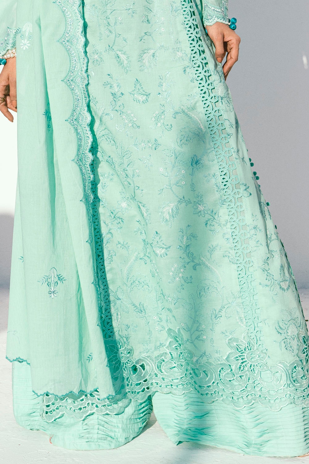 Gul Ahmed | Gul Nilofer 25 | DN-52013 L Light Ferozi Gray Lawn