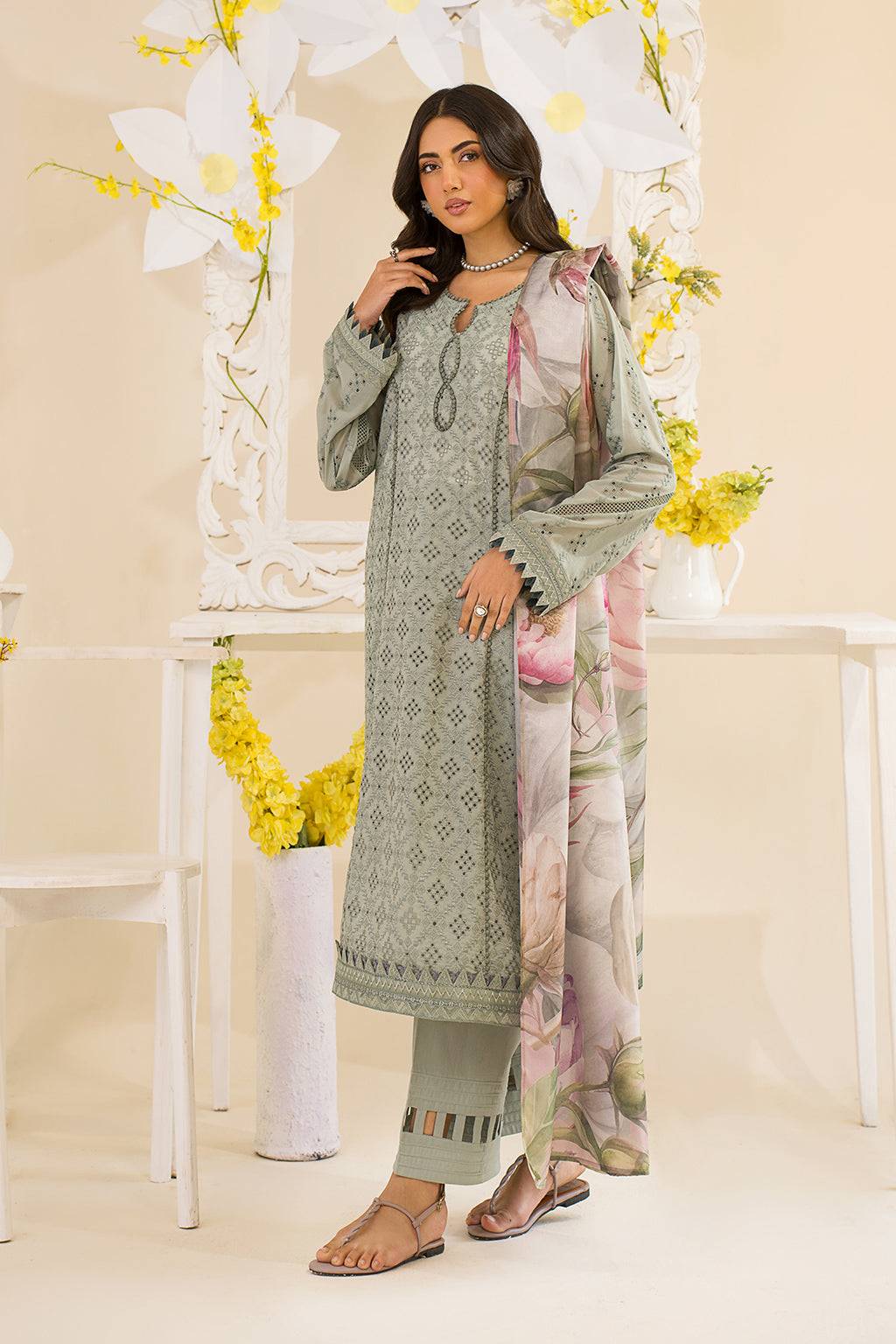 Iznik | Lawnkari 24 | UE-189 SLEEKCHIC - Pakistani Designer Dress - by Iznik | Type: Formal - 100% Original at Saira Sultan