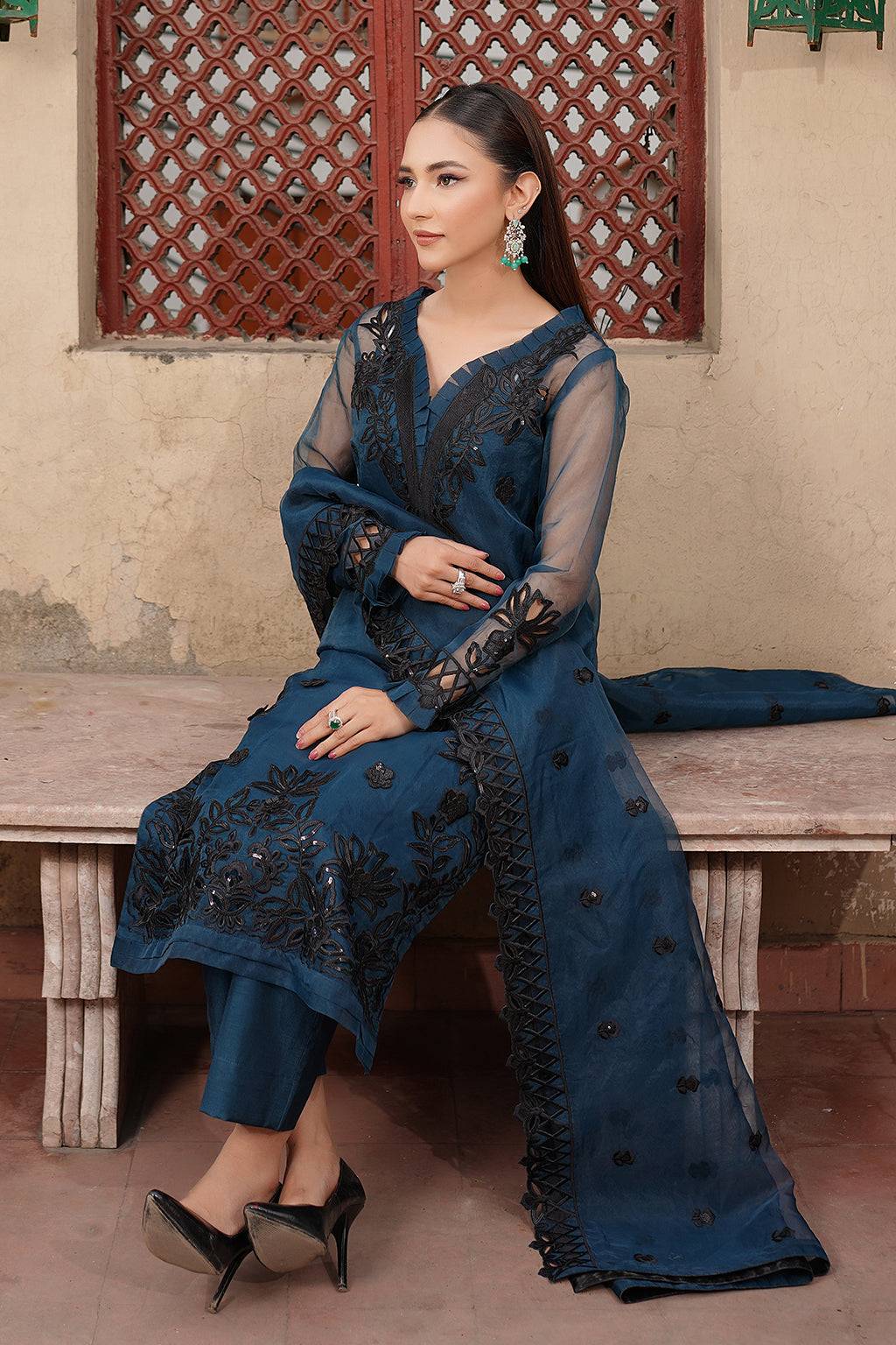 Maryams | Luxury Eid Pret | M-1102 - Pakistani Designer Dress - by Maryams | Type: Luxury - 100% Original at Saira Sultan
