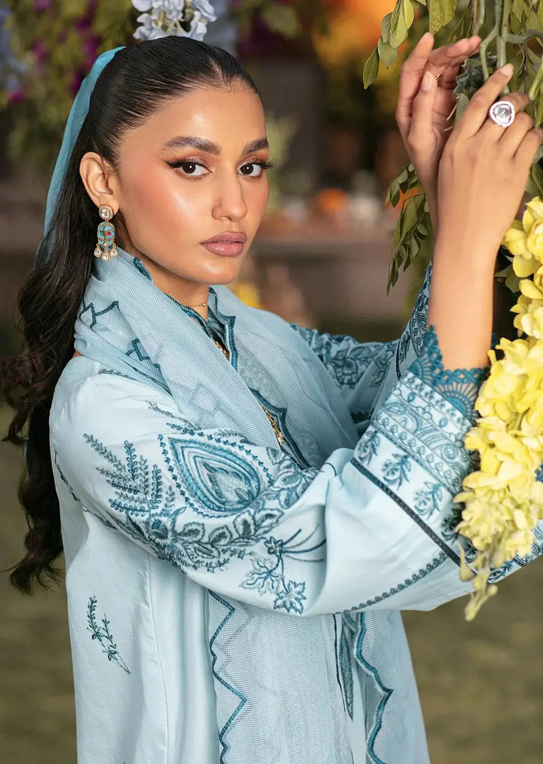Mohagni | Muntazir Luxury Lawn 24 | CM-10 - Pakistani Designer Dress - by Mohagni | Type: Luxury - 100% Original at Saira Sultan