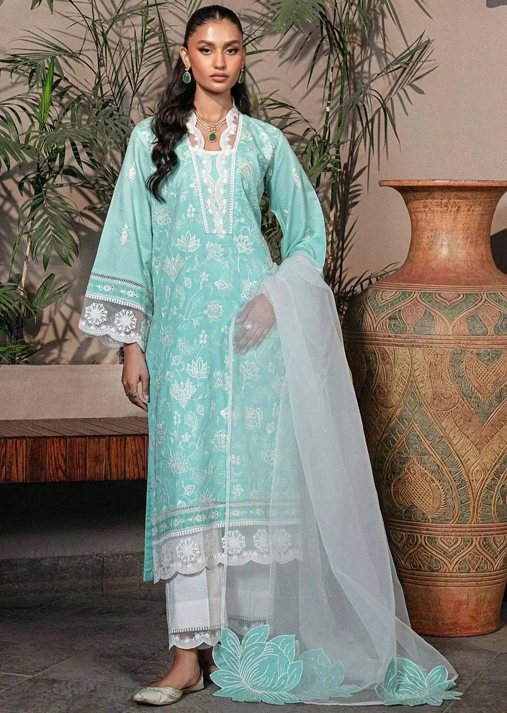 Mohagni | Muntazir Luxury Lawn 24 | MGZ-09 - Pakistani Designer Dress - by Mohagni | Type: Luxury - 100% Original at Saira Sultan